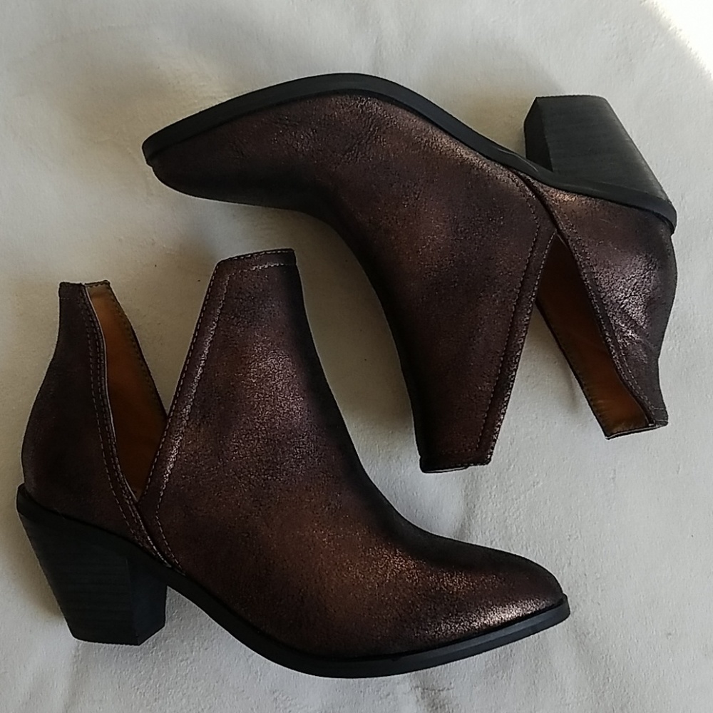 NWOT N.Y.L.A. "Izzy" Shimmery Copper Booties